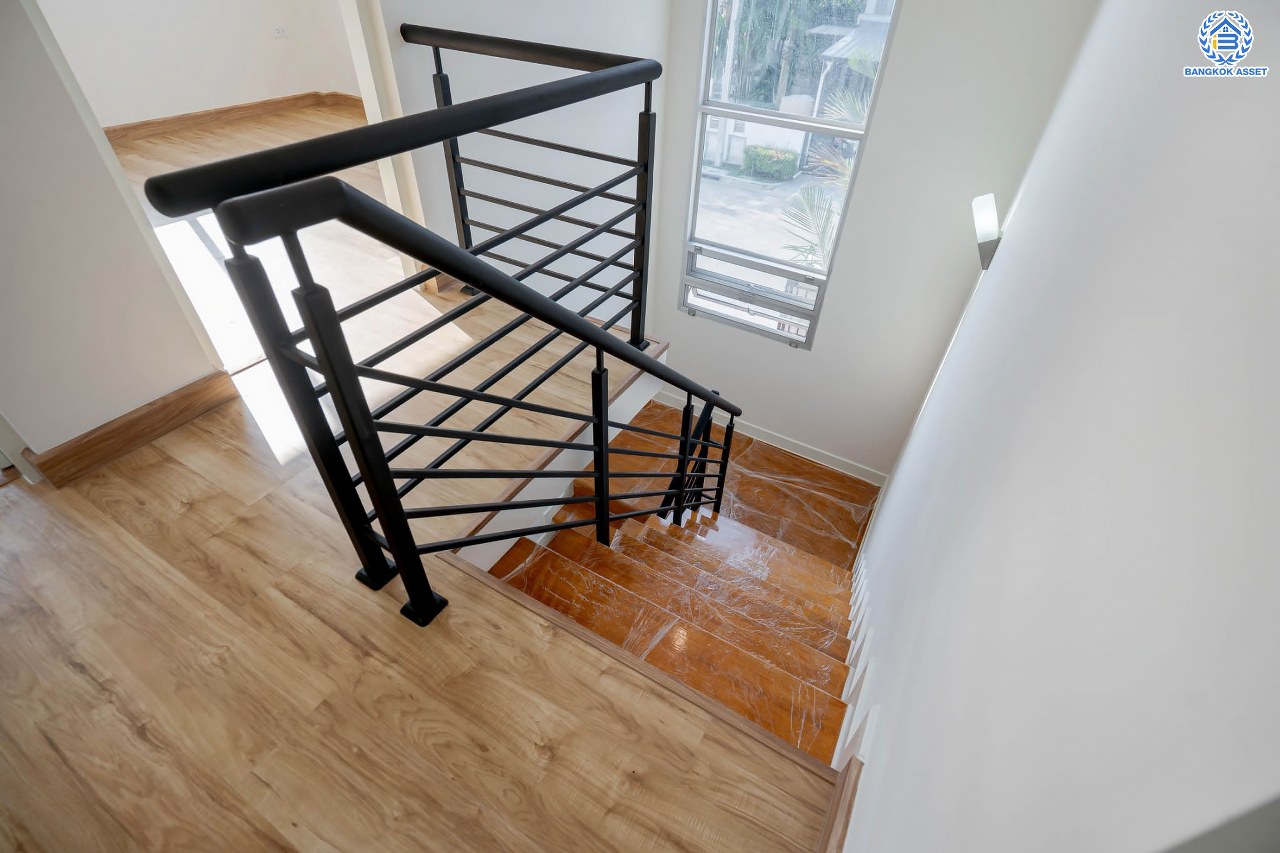 บ้านมือสองตกแต่งใหม่ โครงการ ไลฟ์ บางกอก บูเลอวาร์ด ราชพฤกษ์-รัตนาธิเบศร์ เนื้อที่ 50.3 ตร.ว. ดีไซน์ตอบทุกไลฟ์สไตล์ ฟังก์ชัน 3 ห้องนอน 3 ห้องน้ำ จอดรถได้ 2 คัน บนทำเลติดถนนราชพฤกษ์ เชื่อมต่อทุกเส้นทาง ใกล้รถไฟฟ้าสายสีม่วง "สถานีท่าอิฐ" และจุดขึ้นทางด่วน "ศรีรัช"